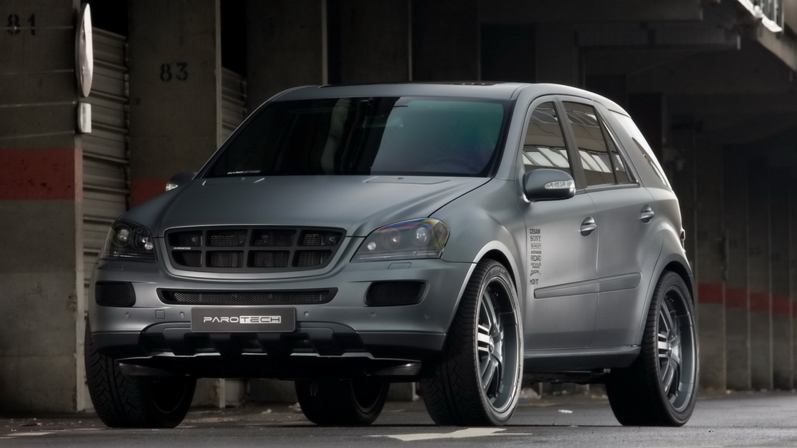 Мерседес Бенц МЛ 500 Ураниум в тени здания