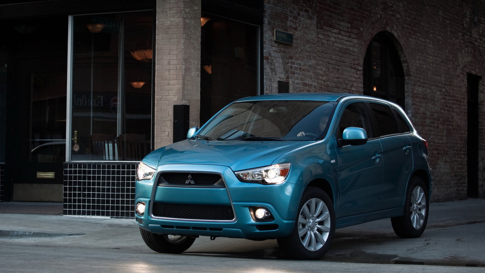 Митсубиши CUV выезжая на улицу