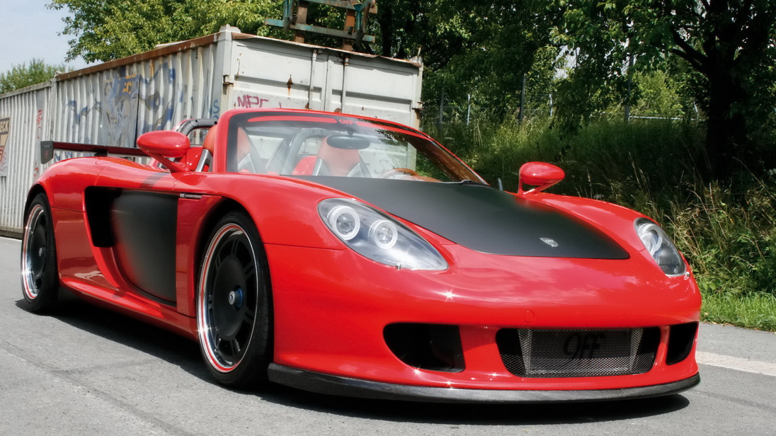 Порше ДжиТи Т900 в красном кузове