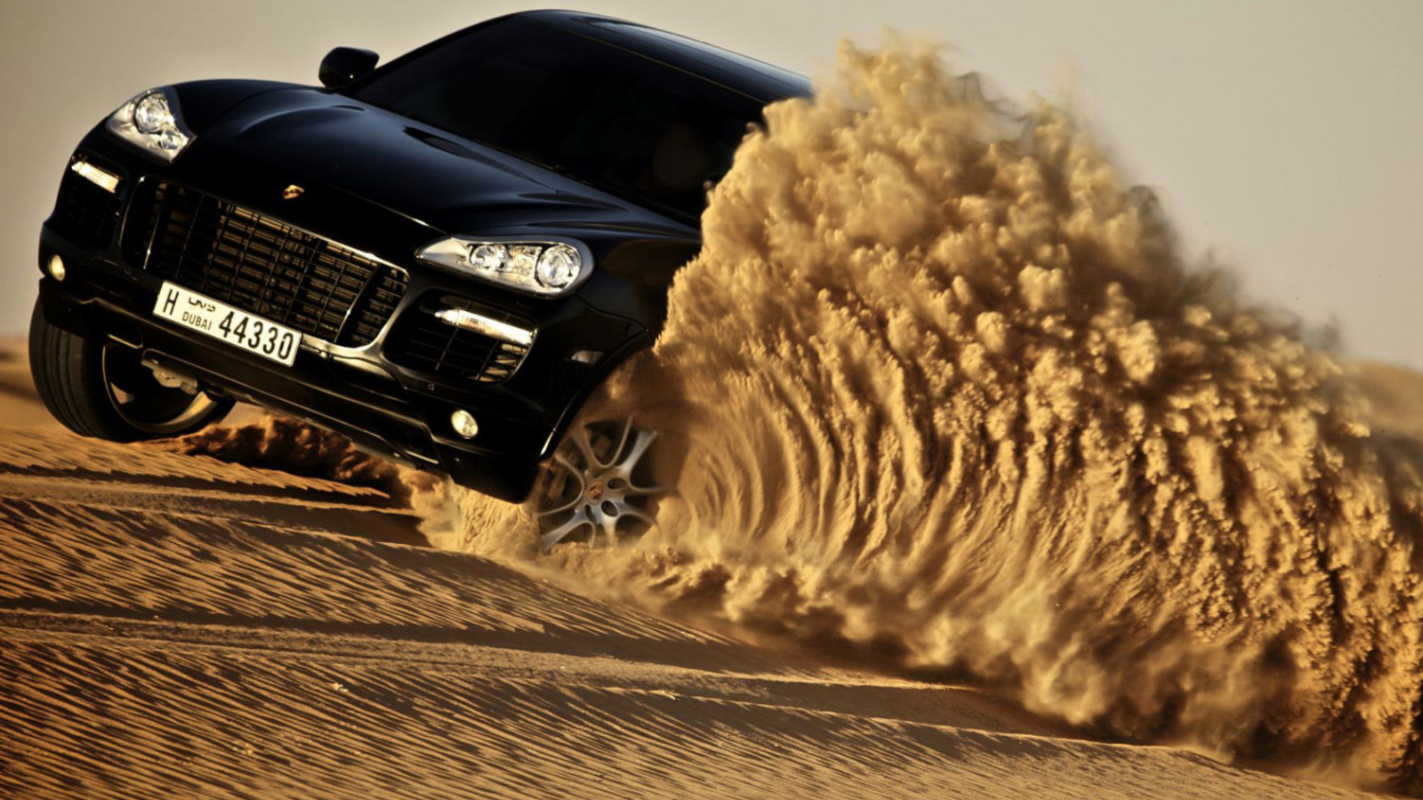 Черный Porsche Cayenne дрифт