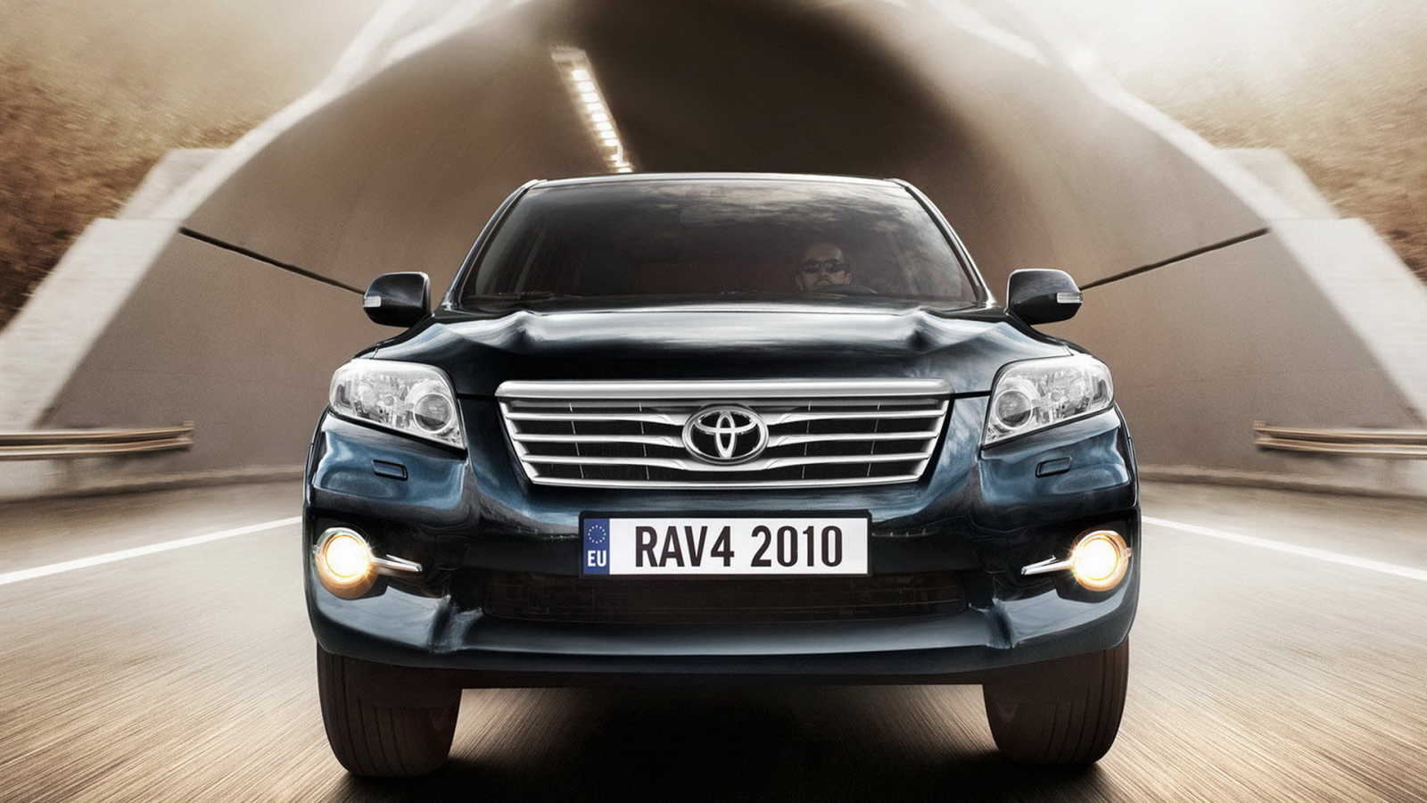 Тойота РАВ 4 выезжая из туннеля