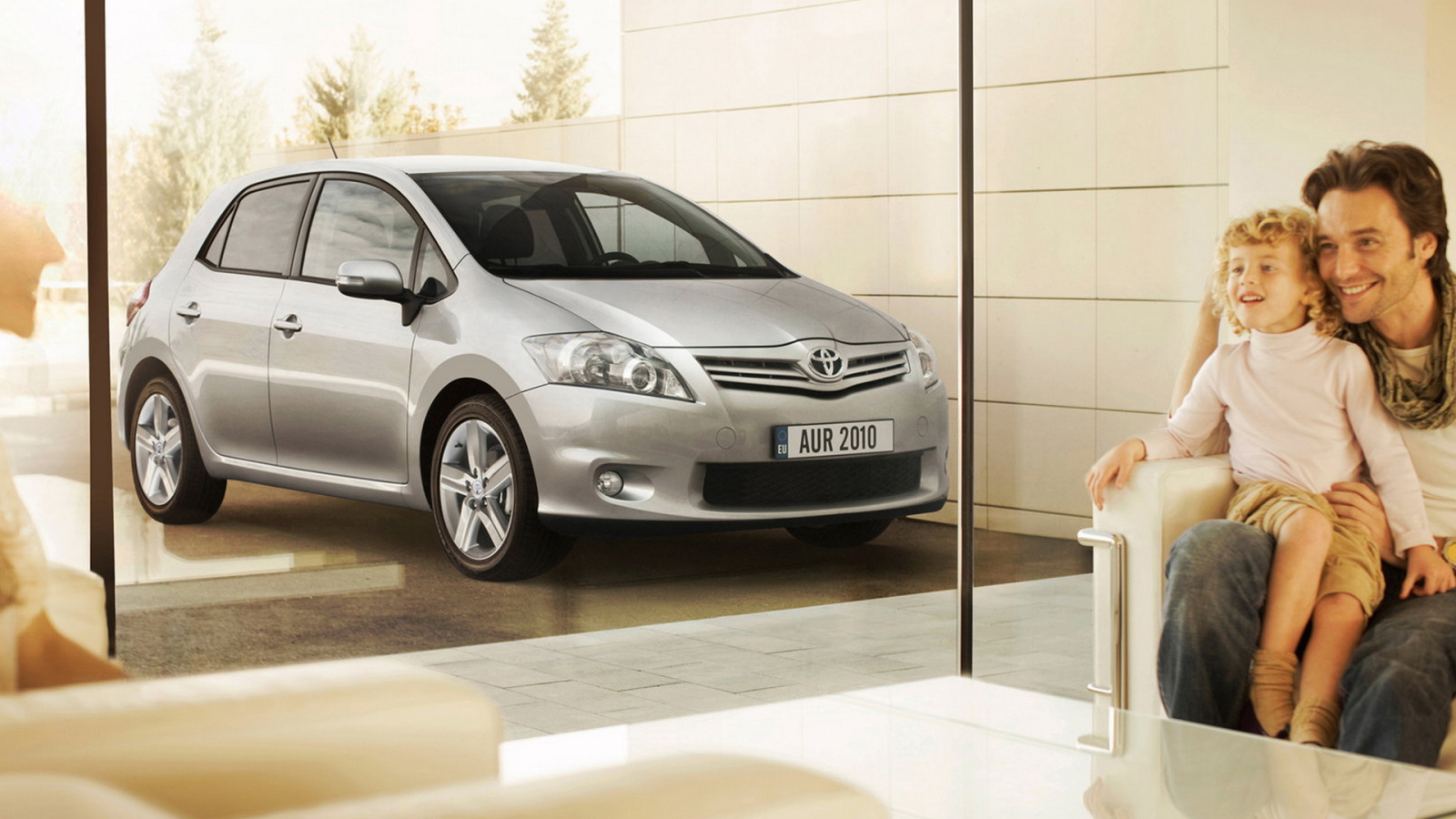 Toyota Auris возле дома