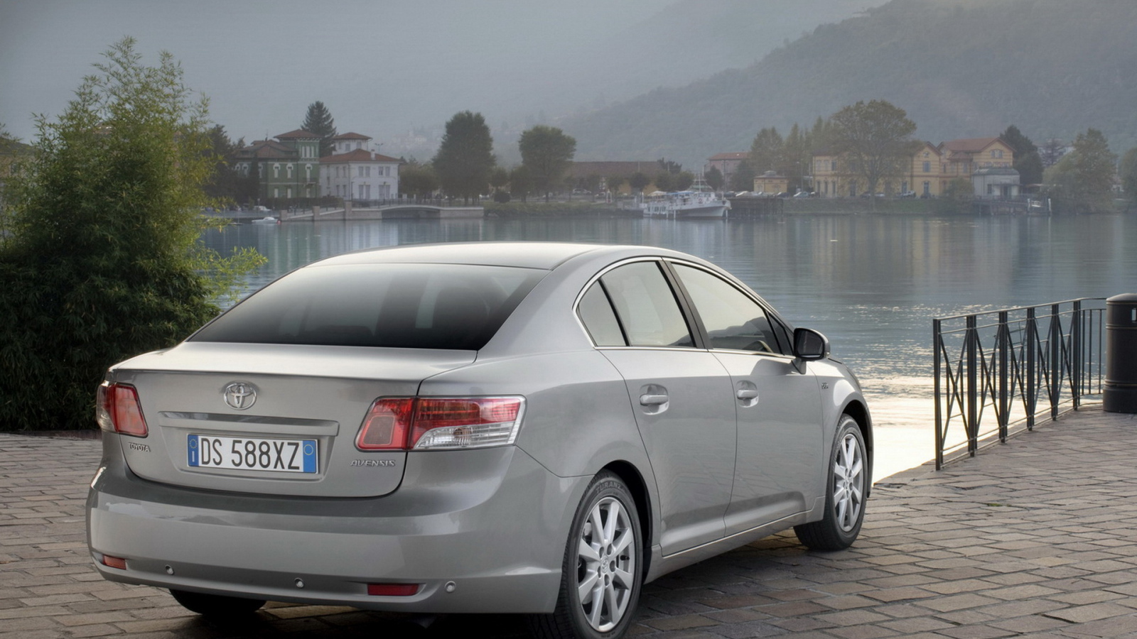 Тойота Авенсис на берегу реки