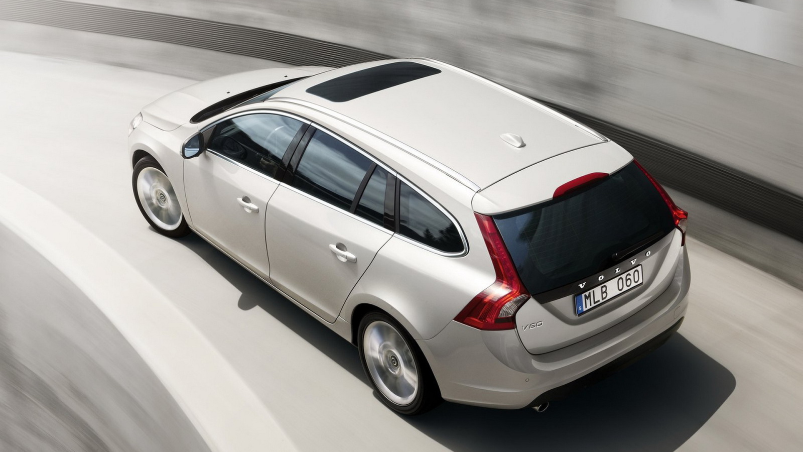 Вольво В60 - автомобиль в движении