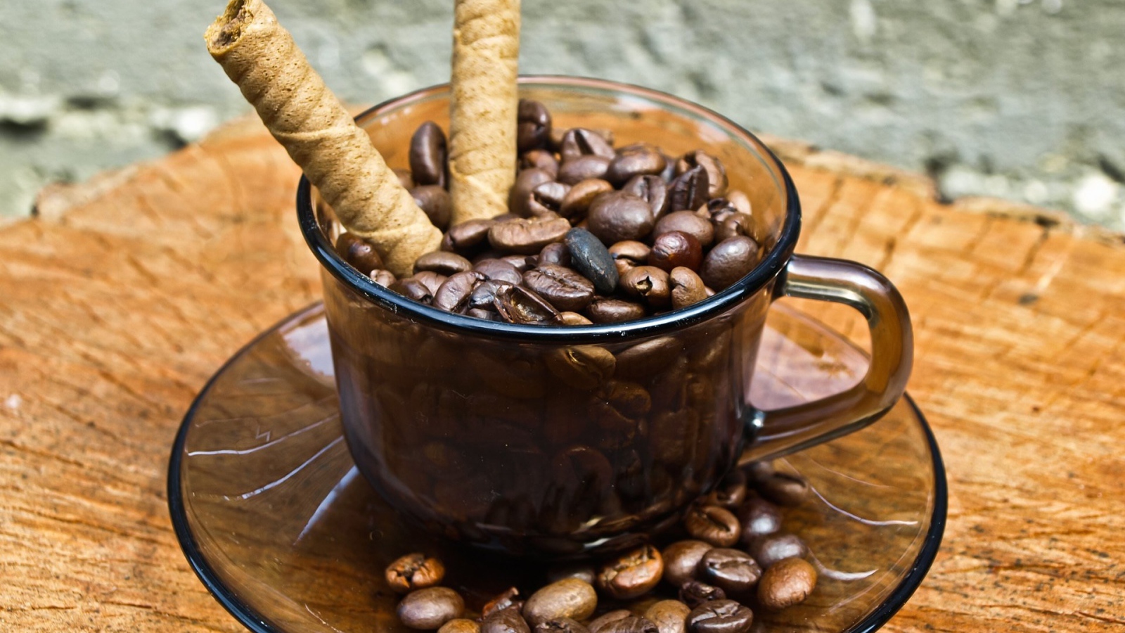 Чашка с зернами кофе