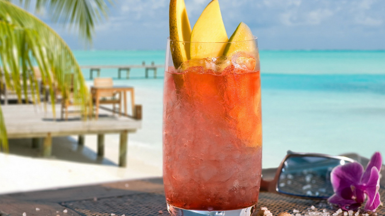 Коктейл с кусочками фруктов