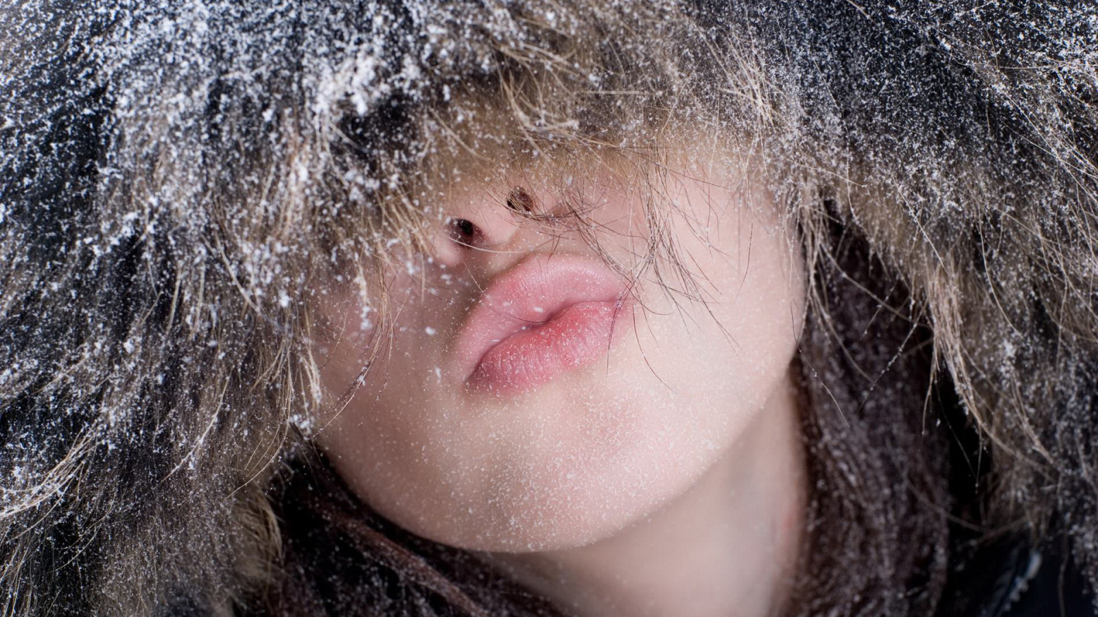 Девушка в капюшоне