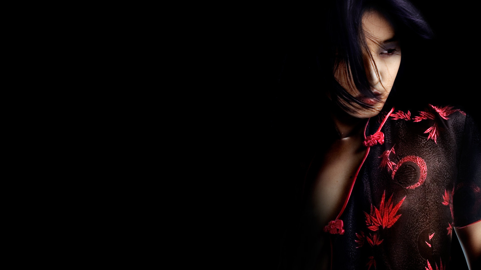 Красивая девушка в темноте