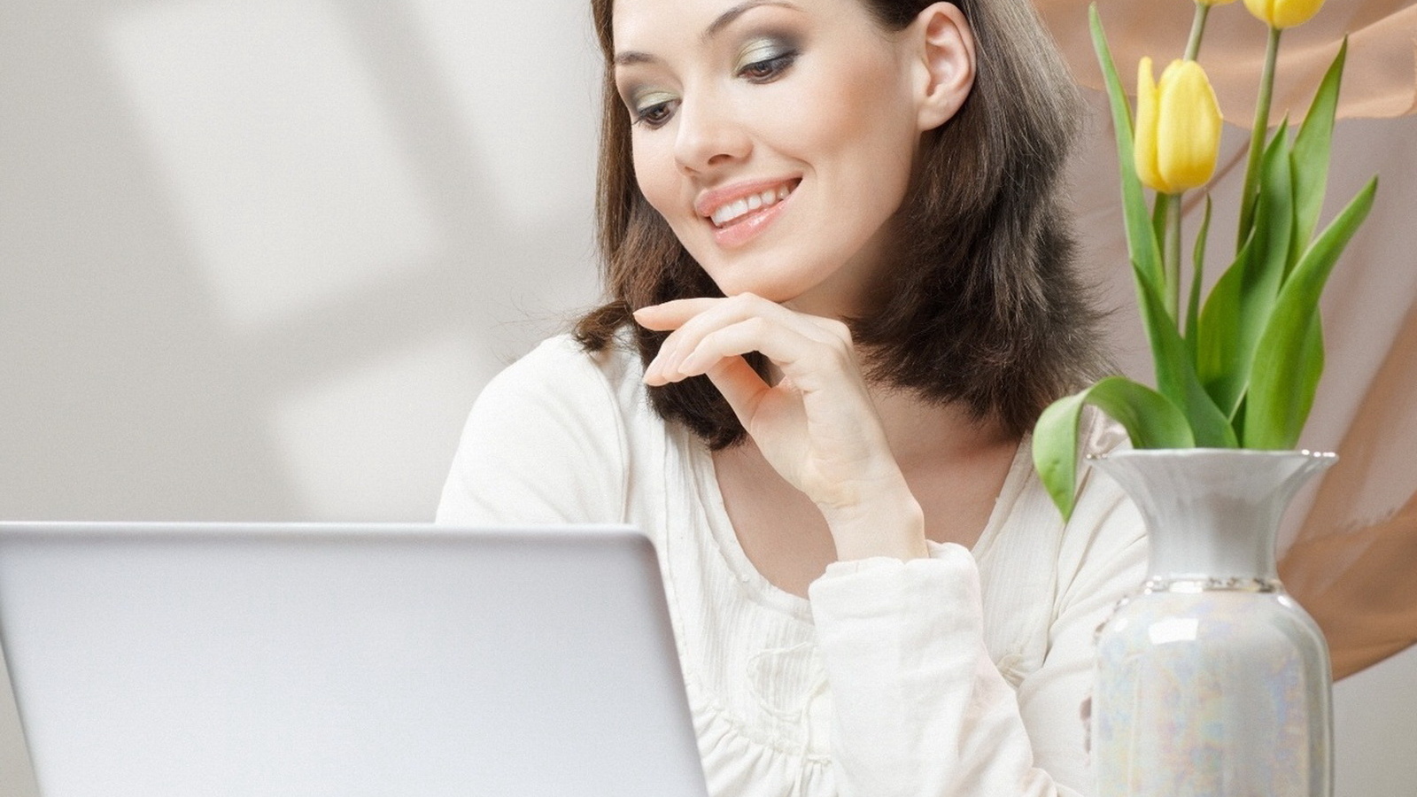 За ноутбуком