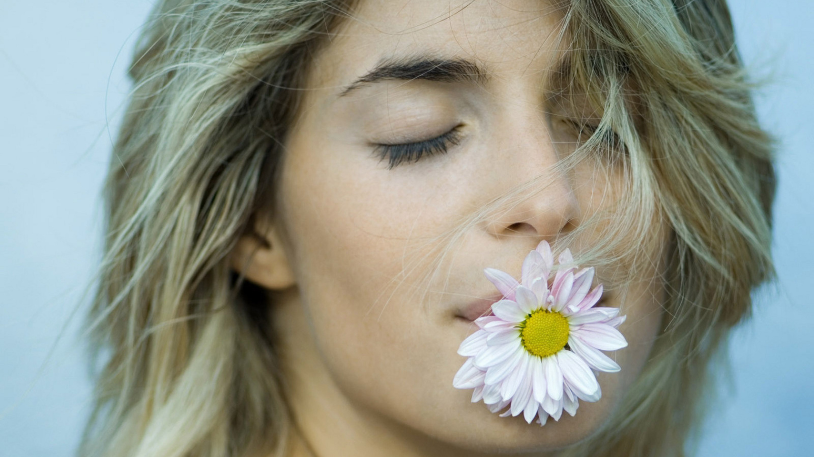 Девушка с цветком во рту