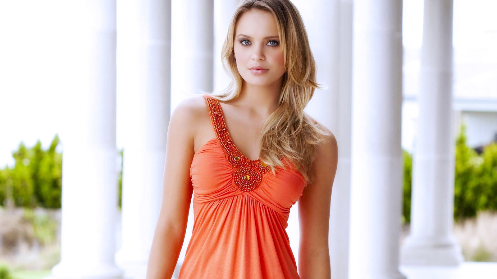 белокурая Элисандра Томашески в платье