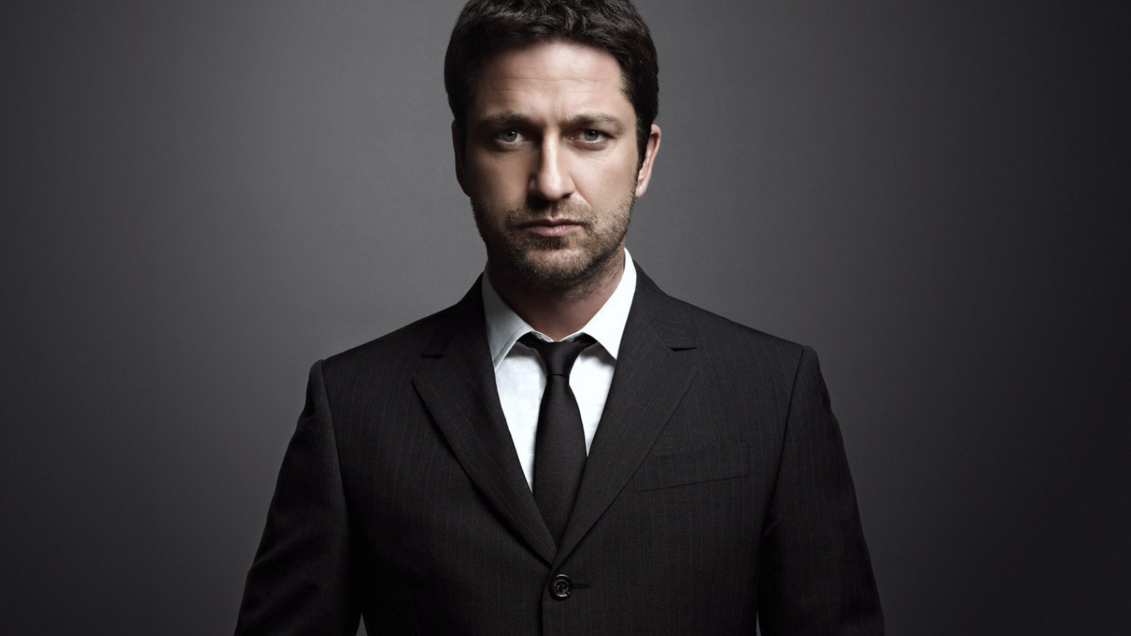 Джерард Батлер в костюме