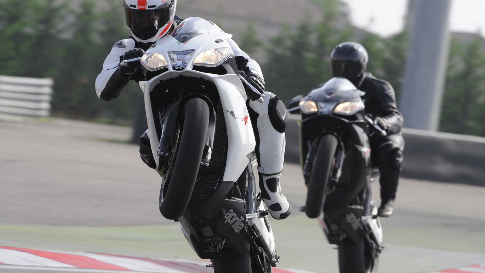 Априлиа RSV4 R на задних колесах