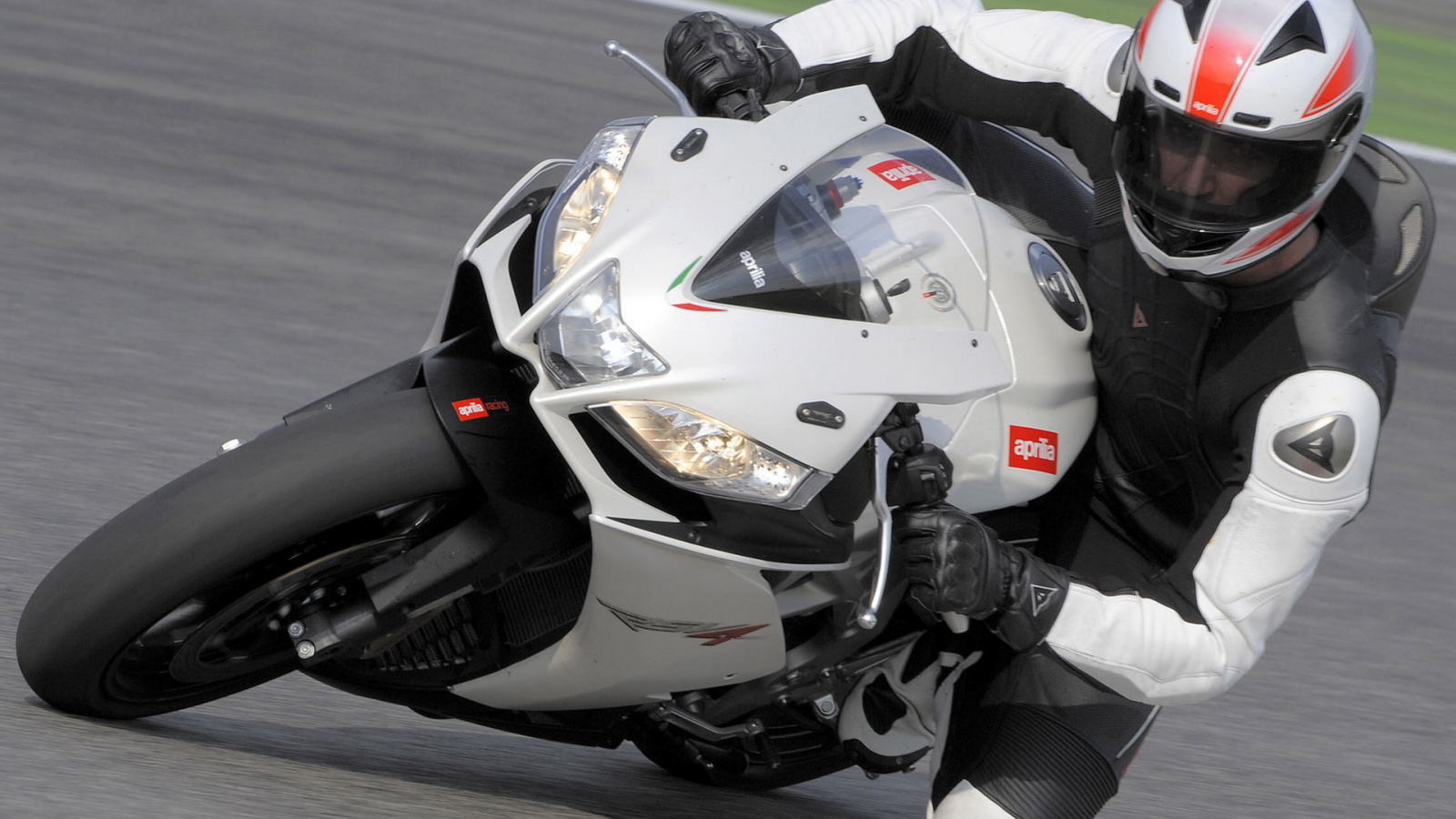 Aprilia RSV4 R на повороте