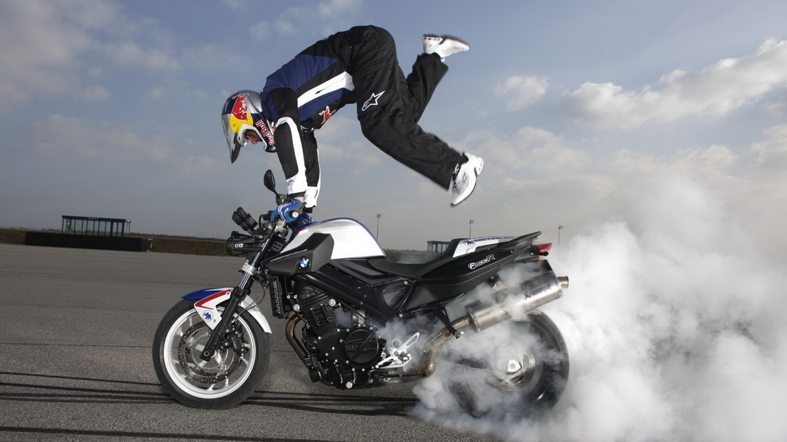 БМВ Ф 800 выписывая трюки