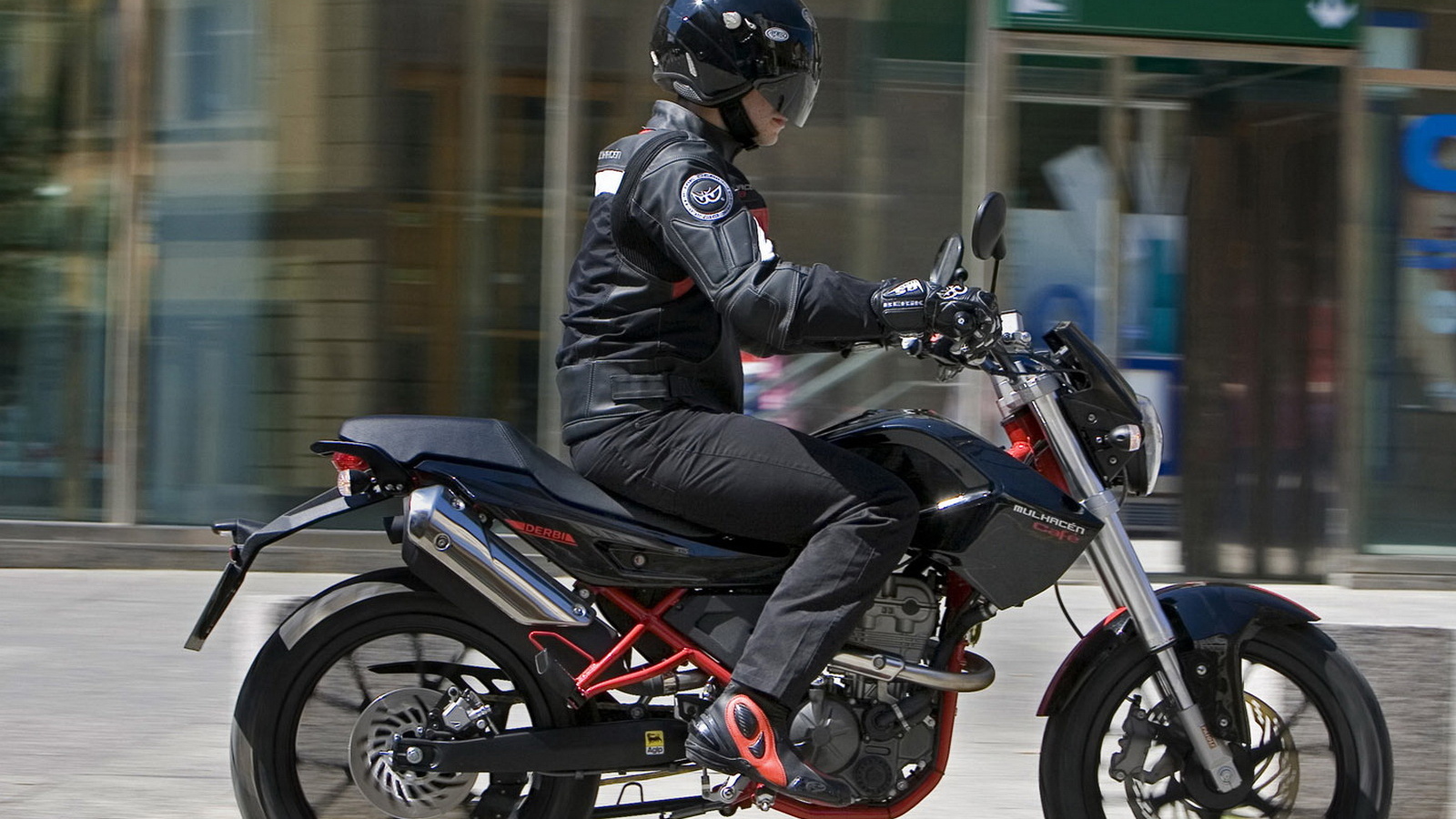 Дерби Мулачен в движении