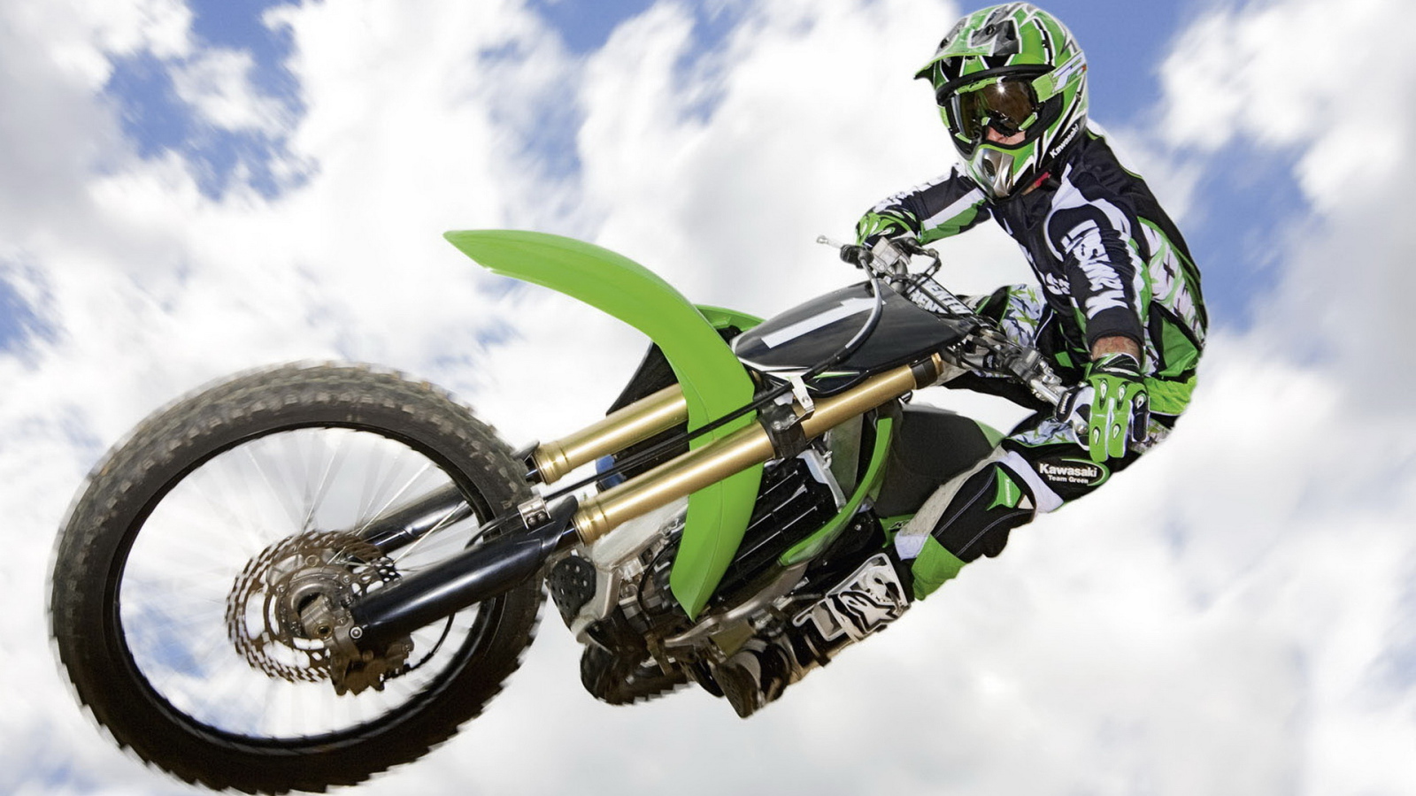 Kawasaki KX250F в прыжке