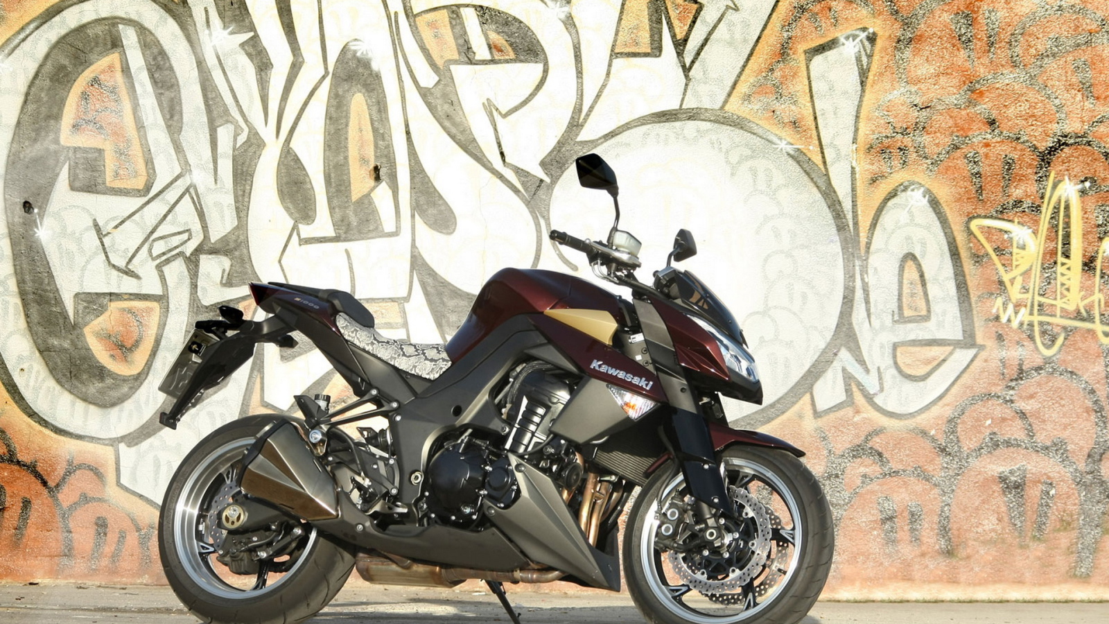 Кавасаки Z 1000 около стены