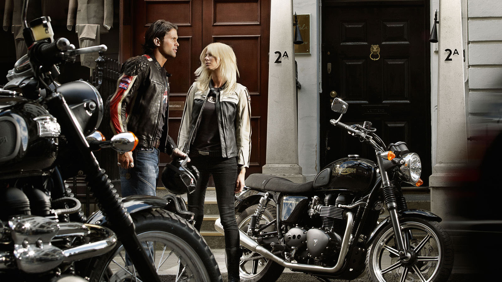 Триумф Бонневелли около двери