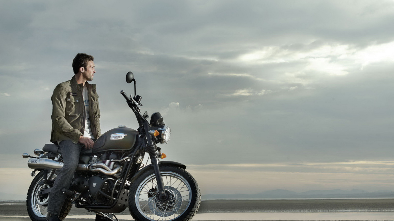 Триумф Скрамбер на побережье