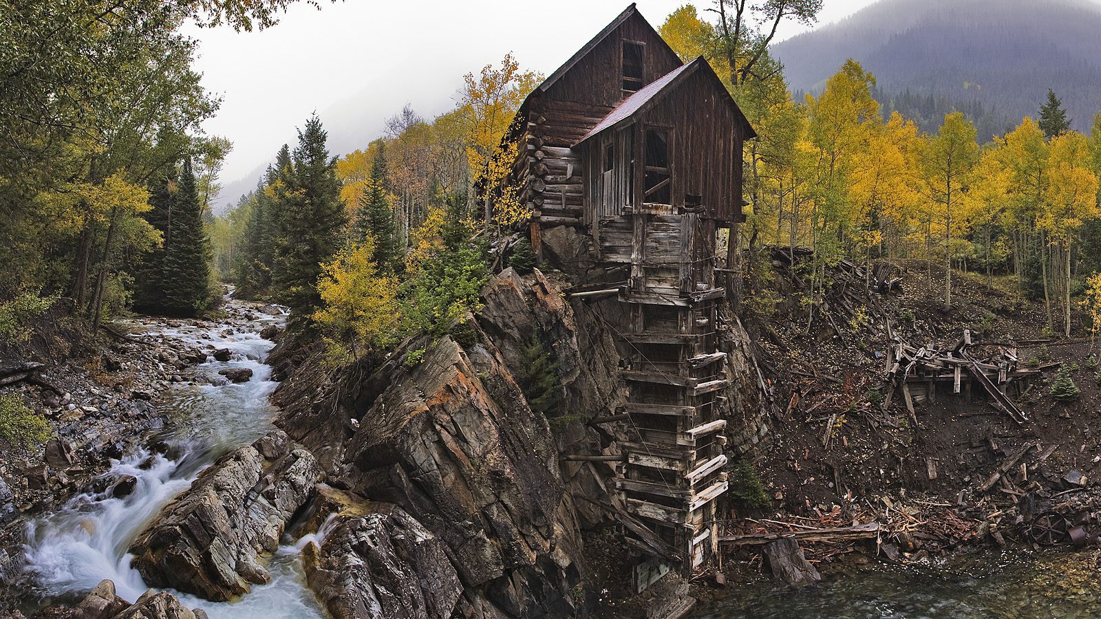 Домик на берегу лесной реки