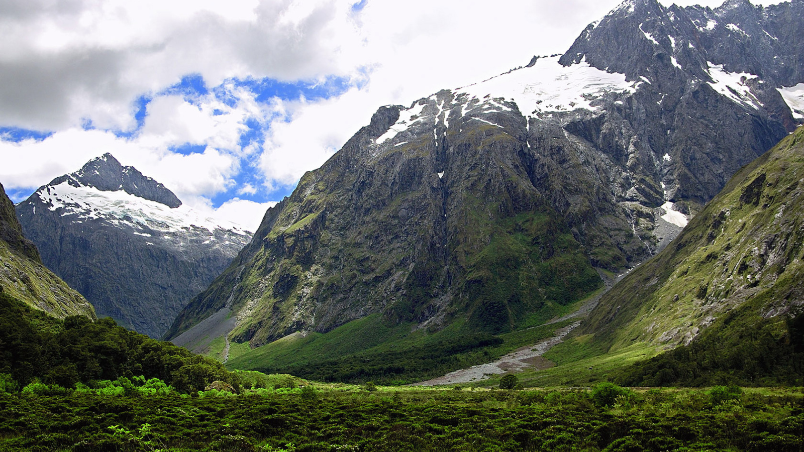 У подножия гор