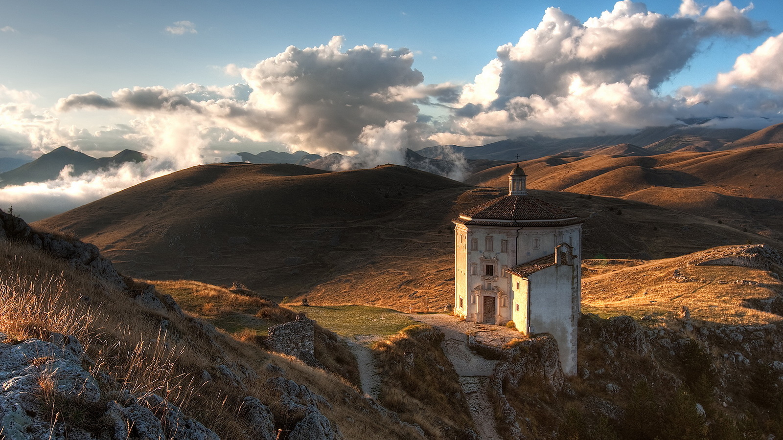 Церковь среди гор