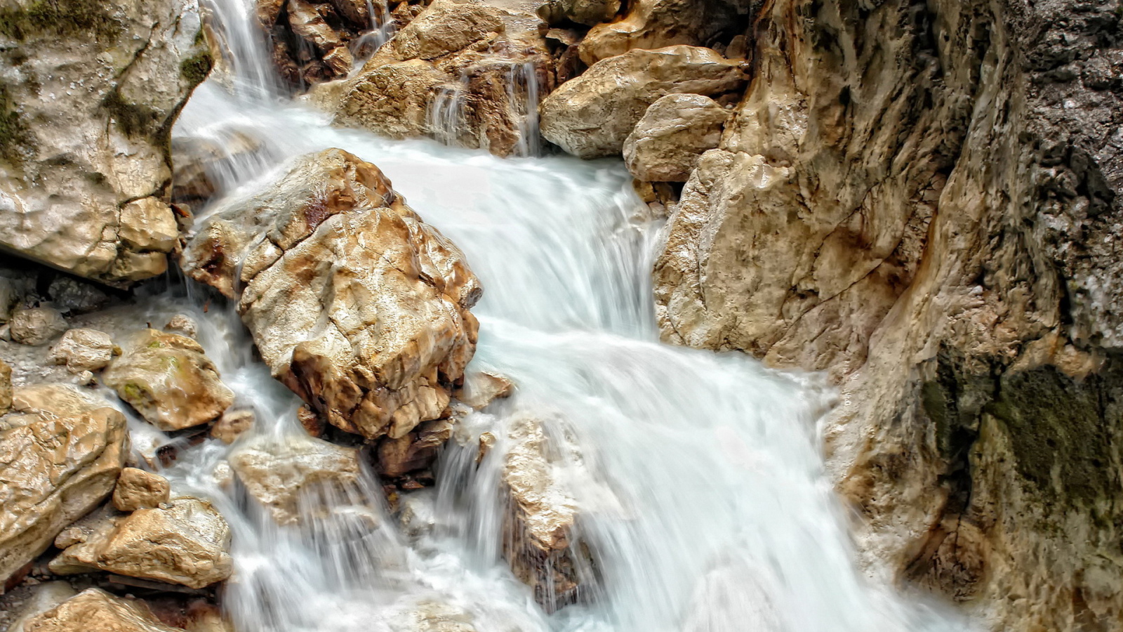 Ручей среди камней