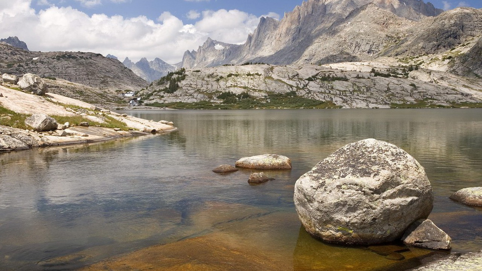 Река среди горных вершин