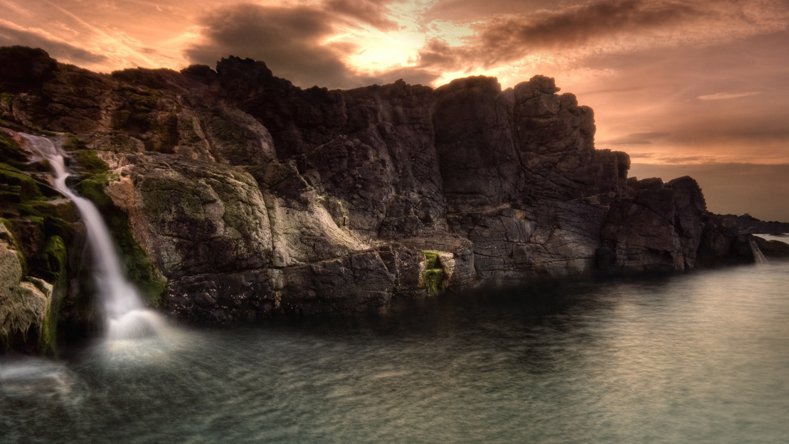 Высокий скальный берег