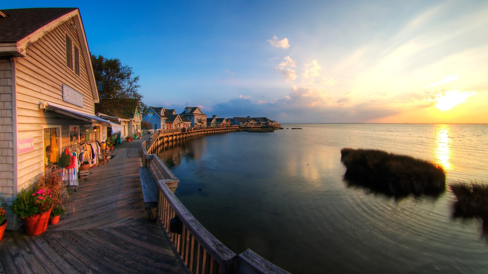 Магазинчики на берегу