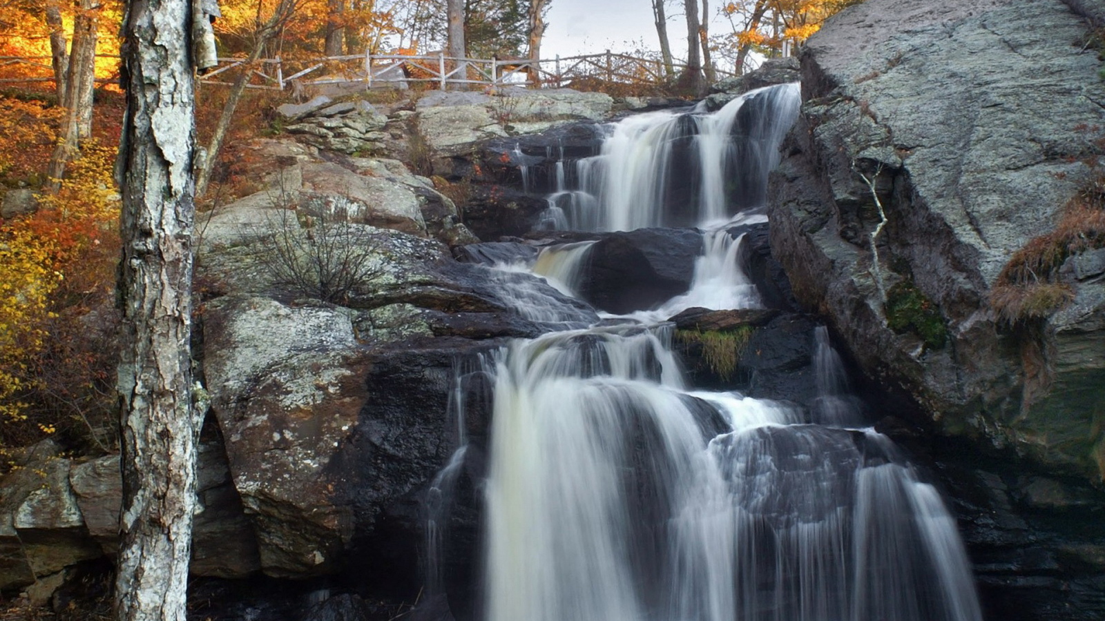 Осенний водопад