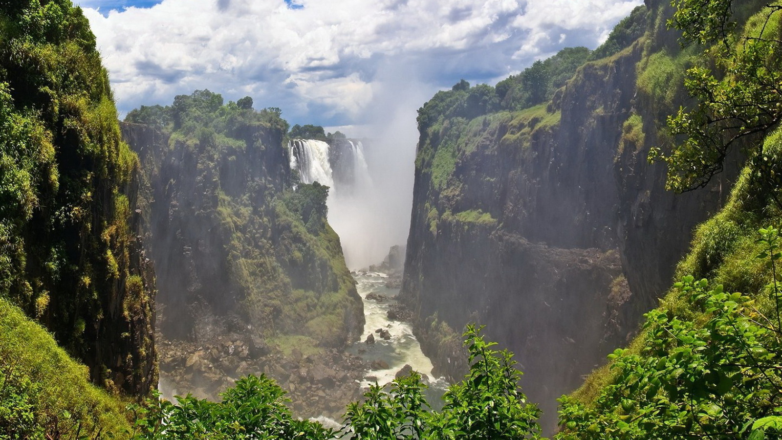 Водопад в ущелье