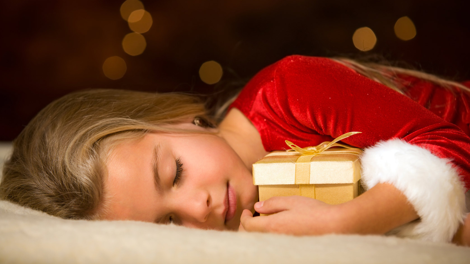 Уснувшая девочка