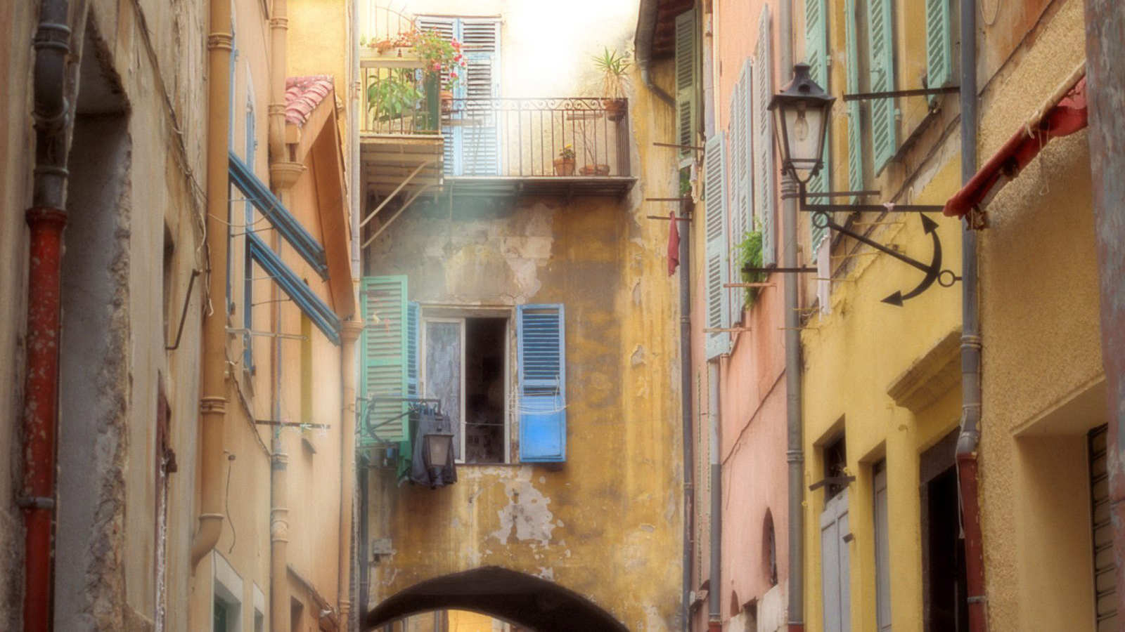 Узкая улица