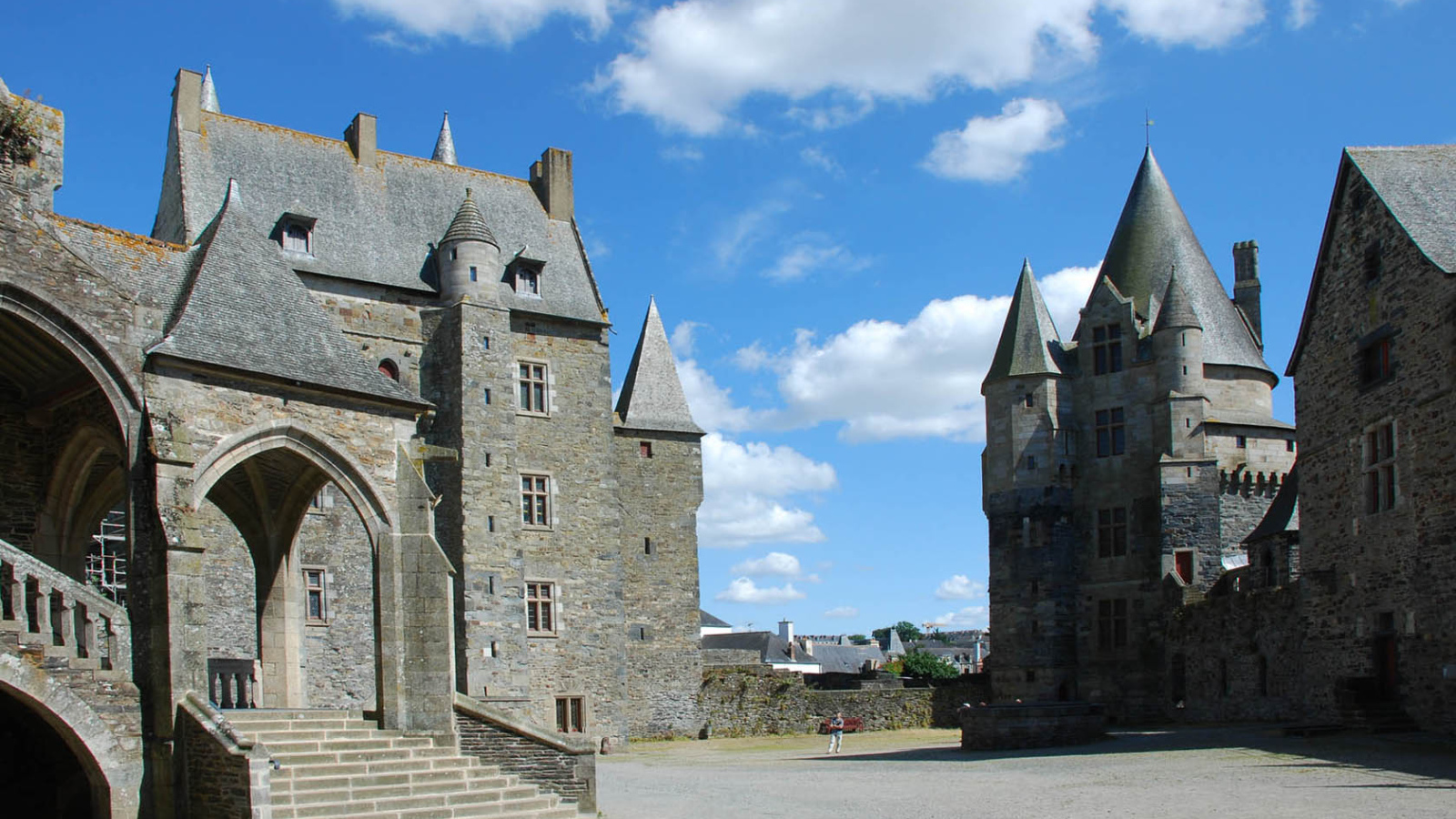 Старинный каменный замок