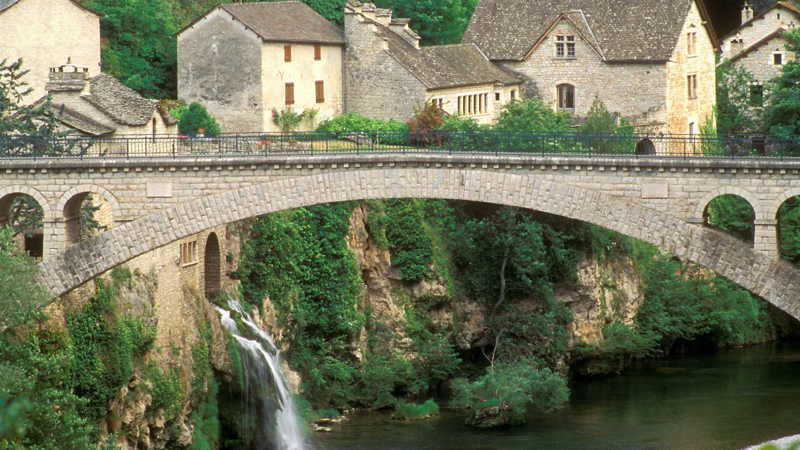 Каменный мост через реку