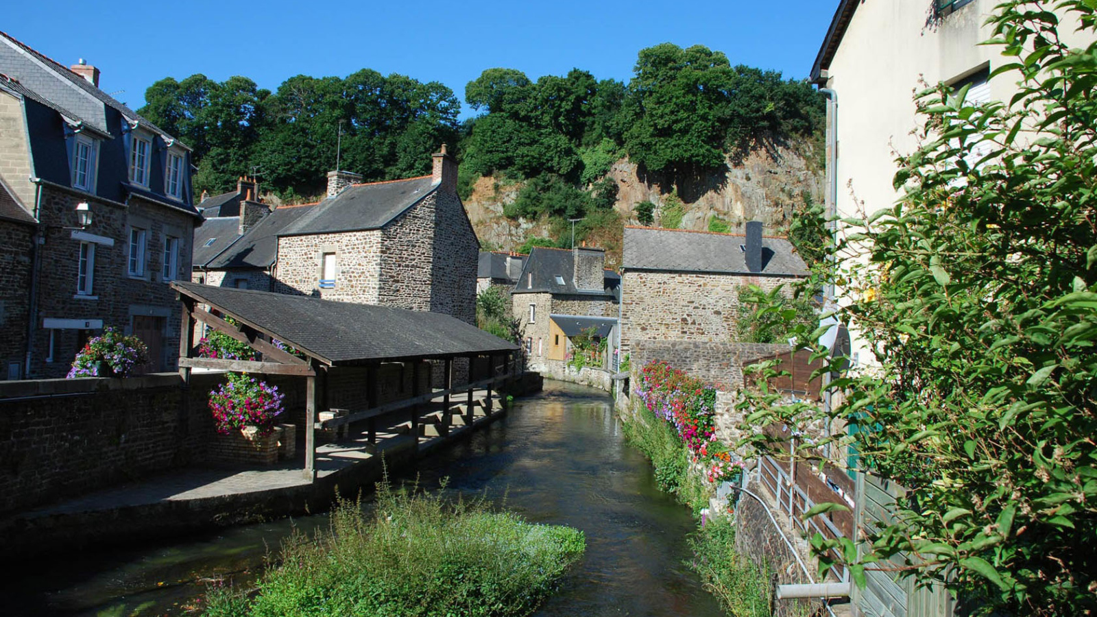 Ручей в деревне