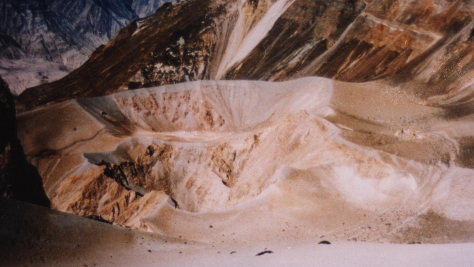 Извержения вулкана Эйяфьядлайёкюдль