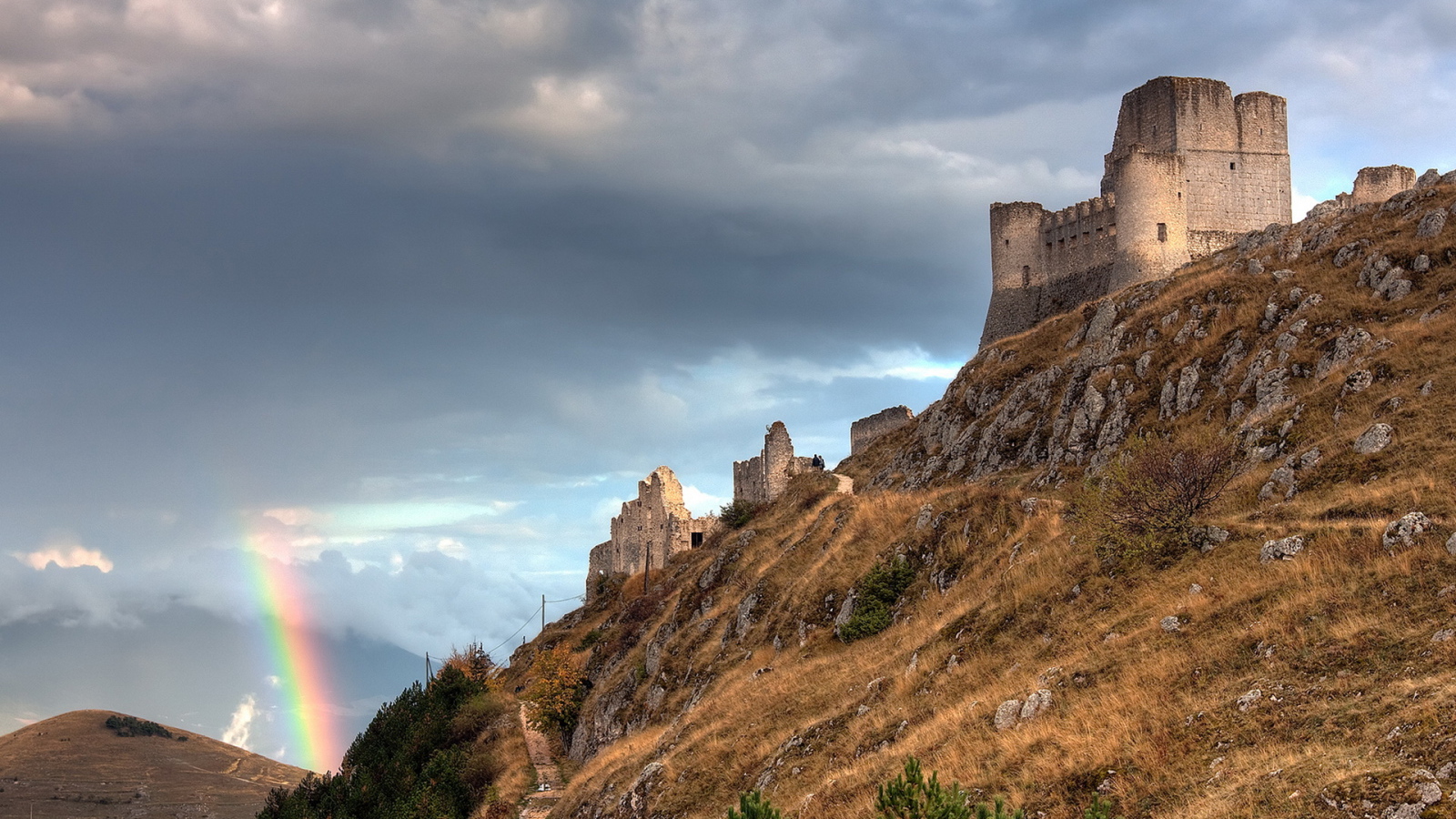 Развалины на холме