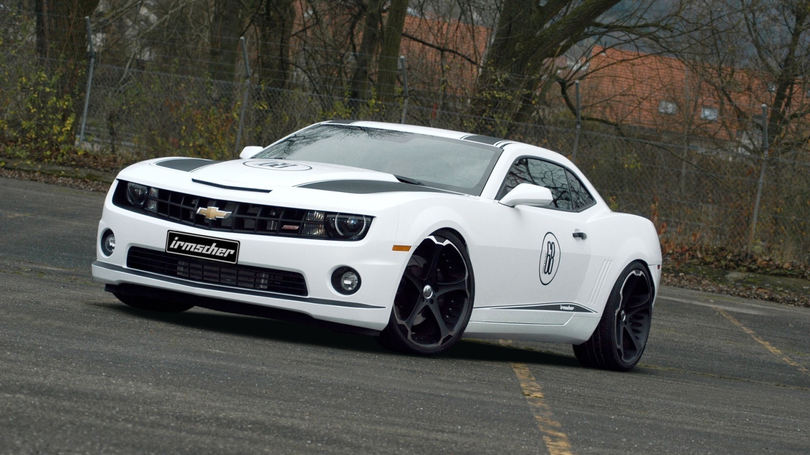 белый Chevrolet-Camaro