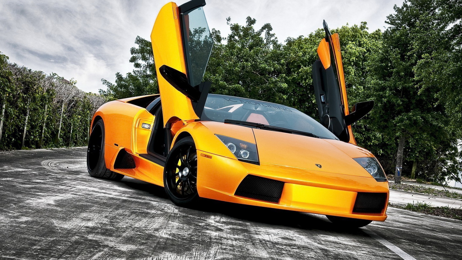 Желтый Lamborghini