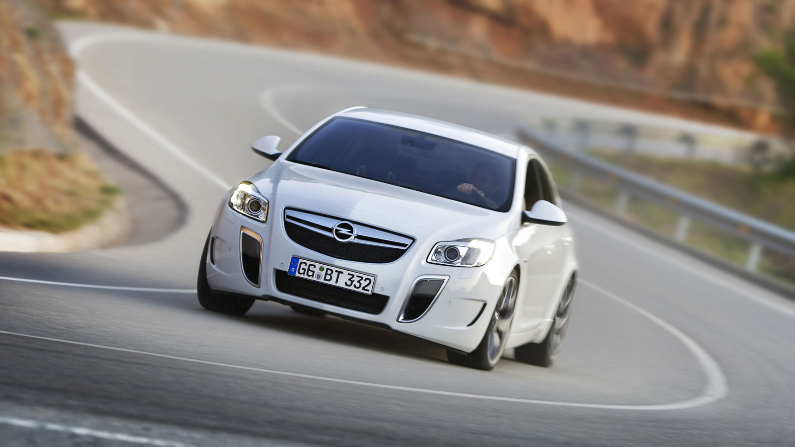 белый Opel Insignia
