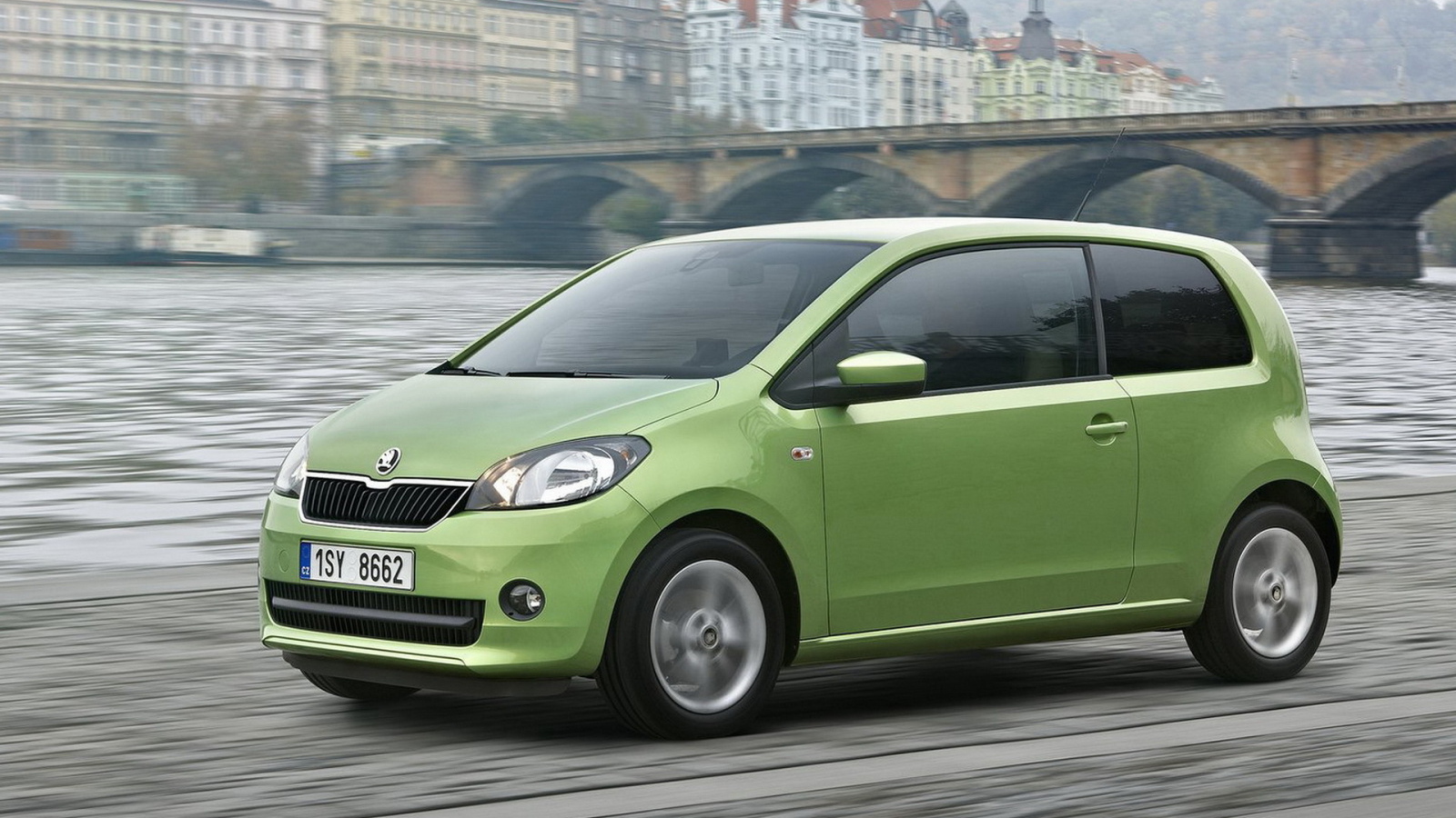 Skoda-Citigo на набережной