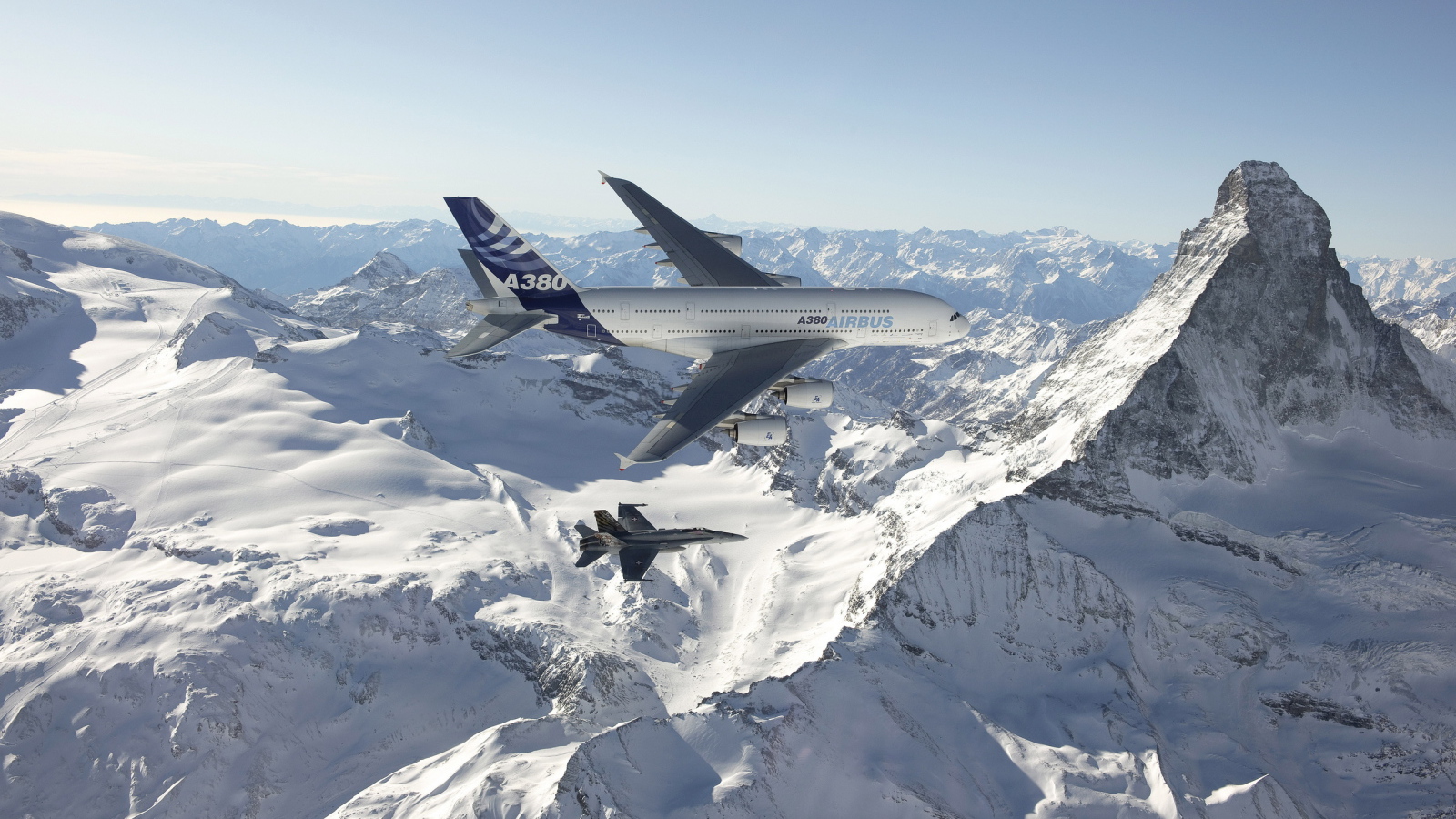 Airbus A380 и истребитель