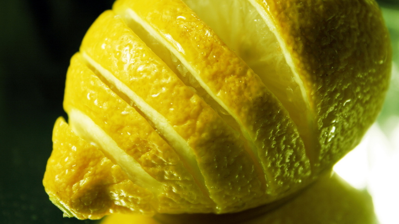 Разрезанный лимон