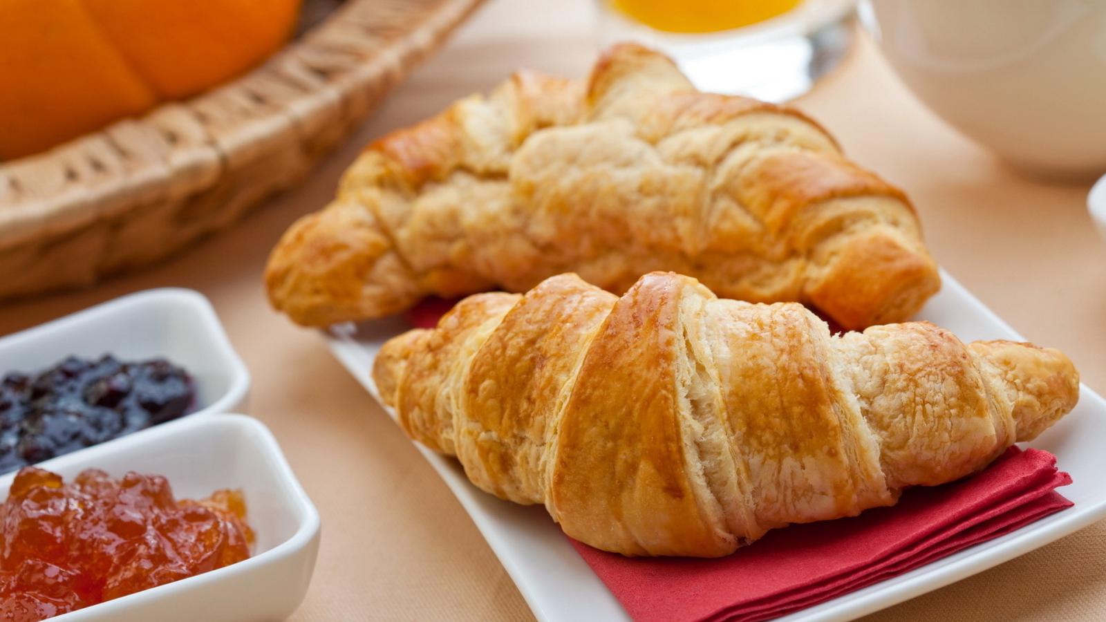 Свежие круассаны и джем