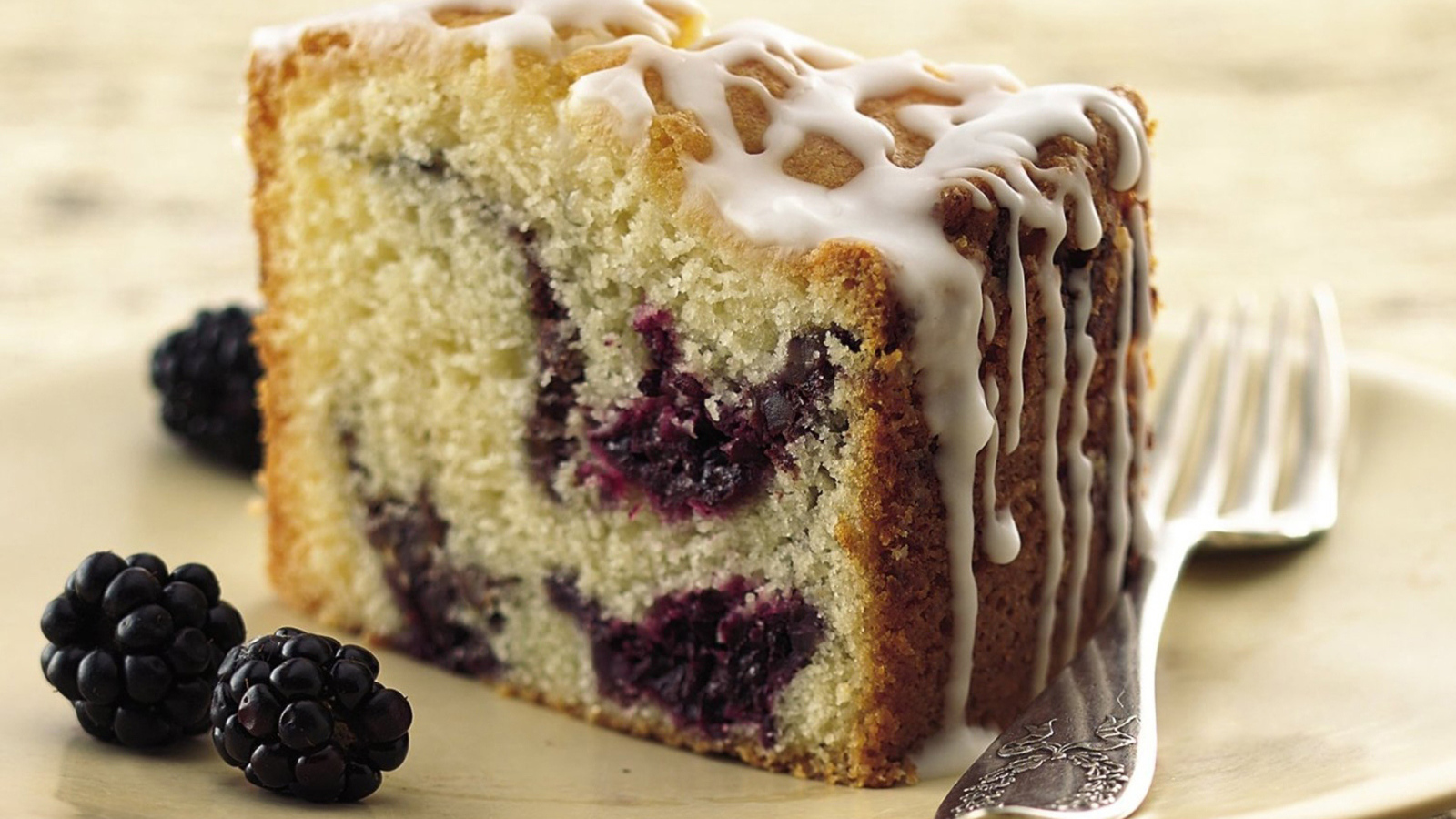 Кекс с ежевикой