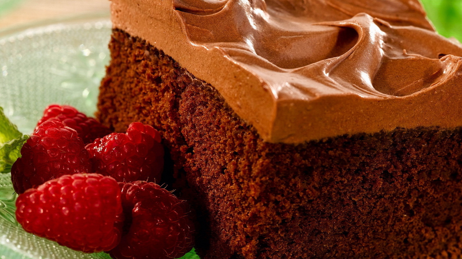 Бисквитный торт с малиной