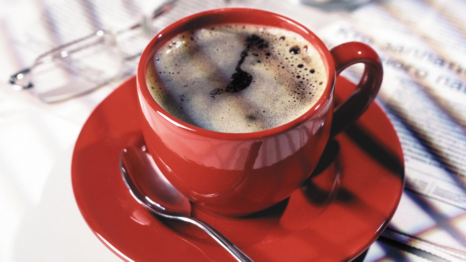 Кофе в красной чашке